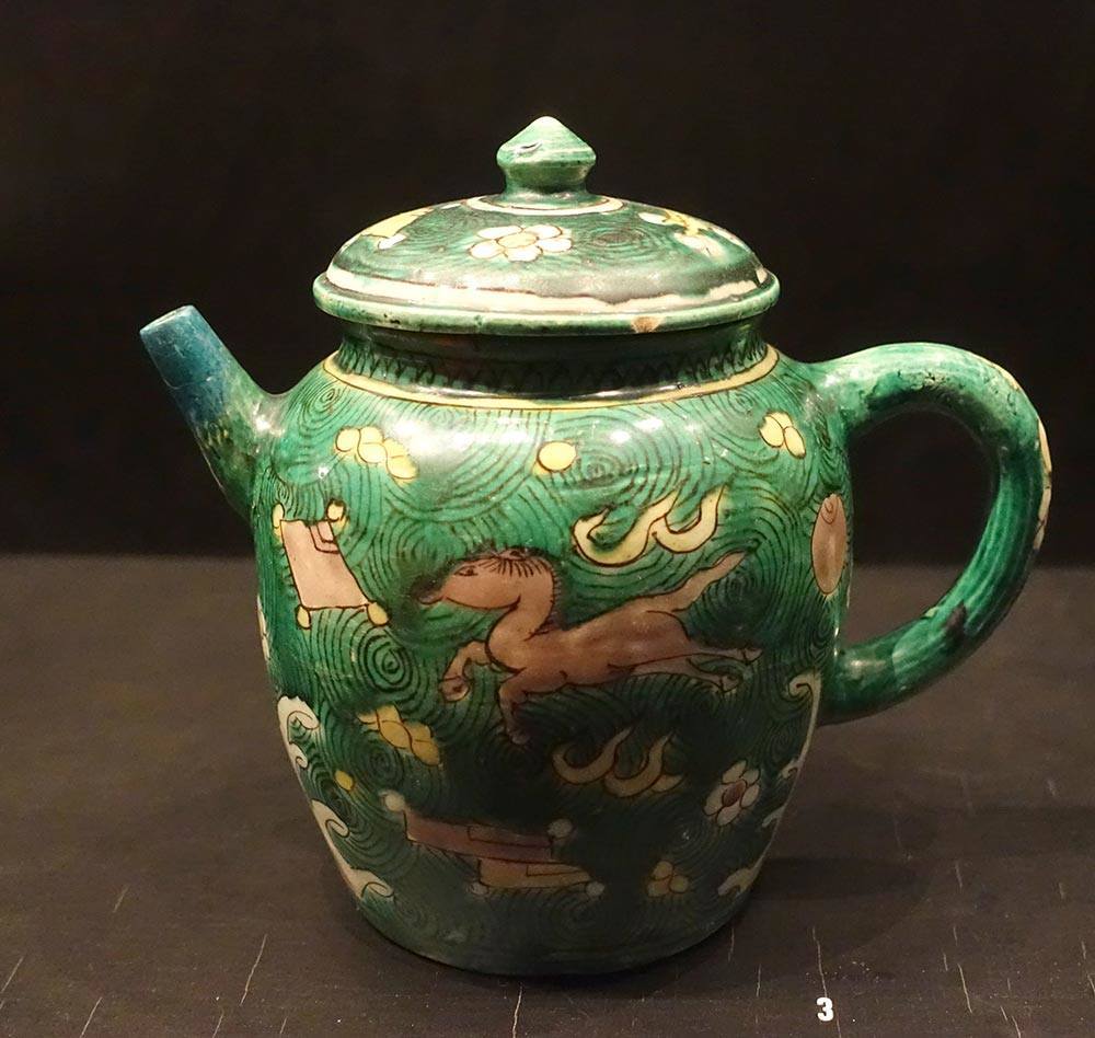 Ming dynasty porcelain teapot with enamel colors - Östasiatiska museet, Stockholm