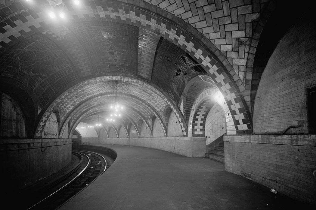 City Hall Station in New York with a symmetrical tiled pattern on the arches and ceiling