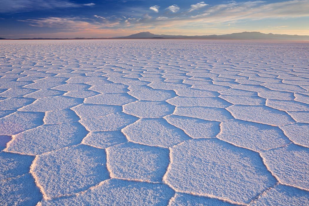 Buoc di tren may tai canh dong muoi Salar de Uyuni