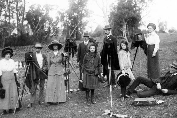 Group of men and women photographed with their cameras, possibly in the Redcliffe area, 1910-1920.