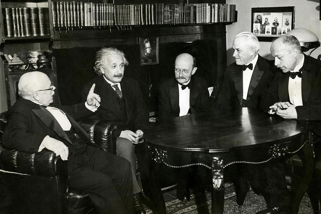 From left to right: W. Nernst, A. Einstein, M. Planck, R.A. Millikan and von Laue at a dinner given by von Laue