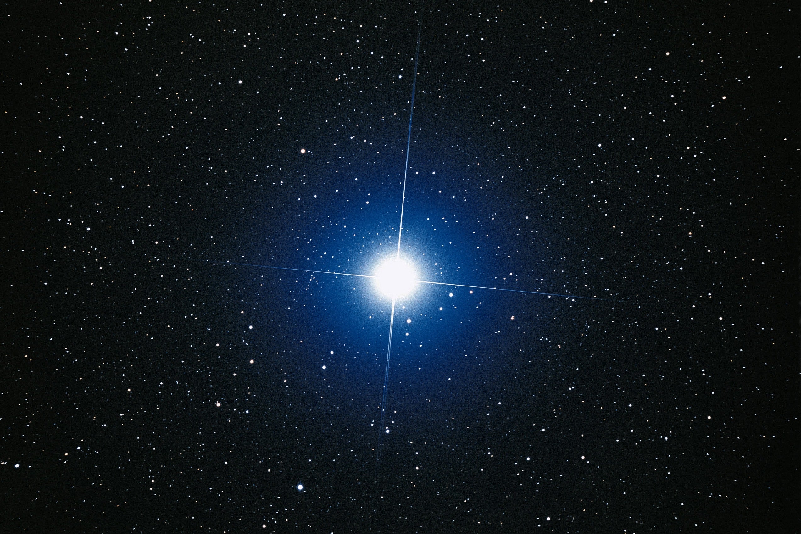 Огромная звезда на небе. Сириус звезда. Звезда белый карлик Сириус б. Сириус а и Сириус в. Сириус двойная звезда.