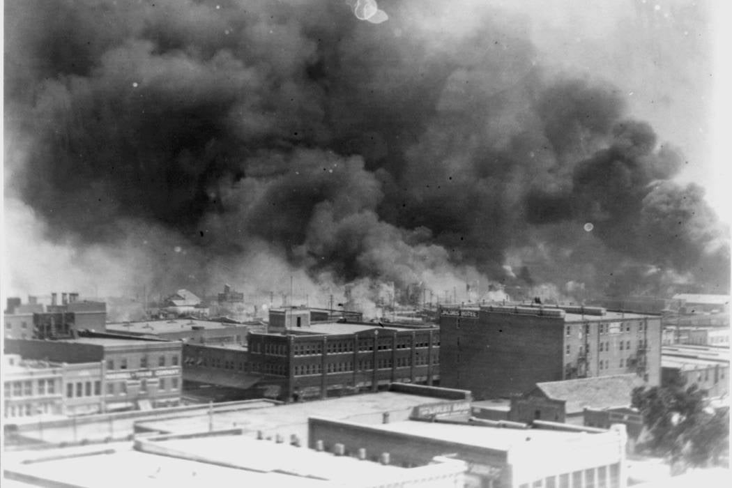 De la fumée s’échappant au-dessus de Tulsa, Oklahoma pendant les émeutes raciales de 1921