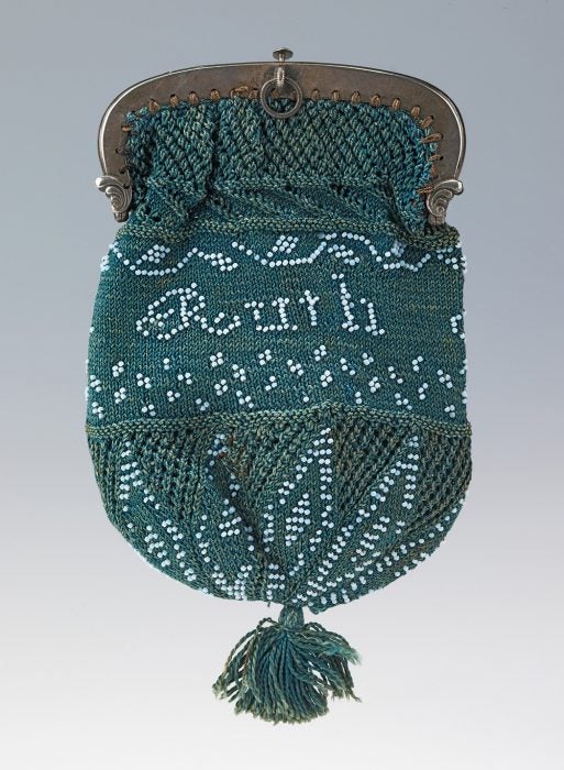 A knitted American coin purse, 1830–50 (Artstor)