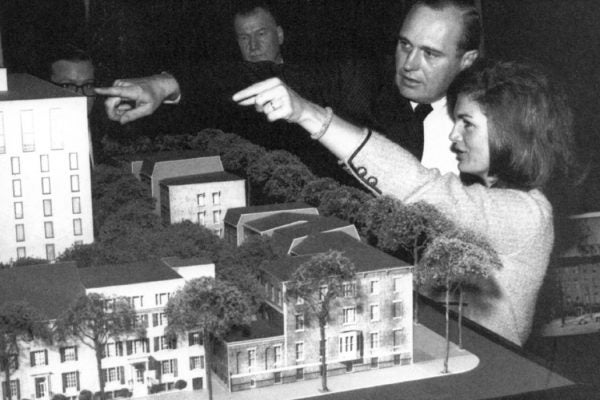 John Carl Warnecke and First Lady Jacqueline Kennedy discuss plans for Lafayette Square and the New Executive Office Building in September 1962.