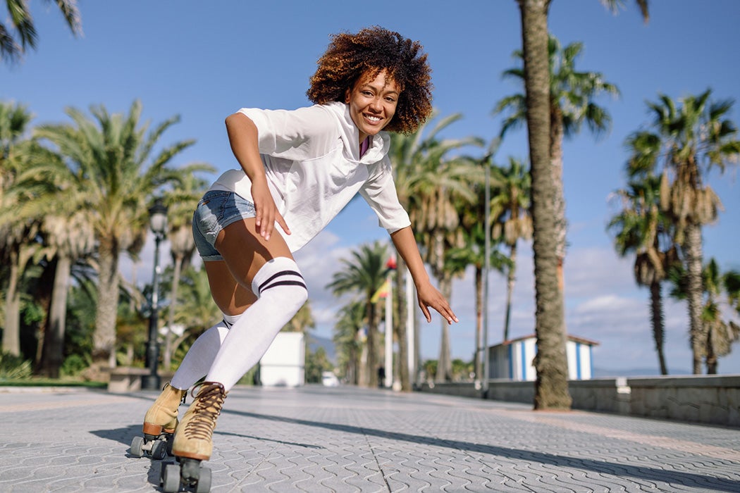 een vrouw die buiten rolschaatst