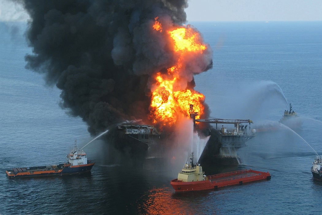 Source: https://commons.wikimedia.org/wiki/File:Deepwater_Horizon_offshore_drilling_unit_on_fire_2010.jpg