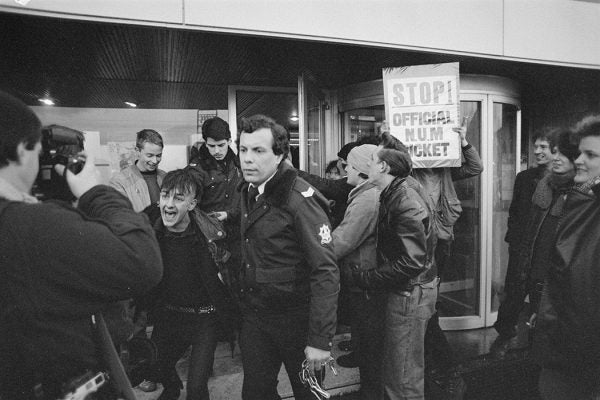 FNV headquarters occupied by sympathizers of the British mine strikers; the police remove the activists