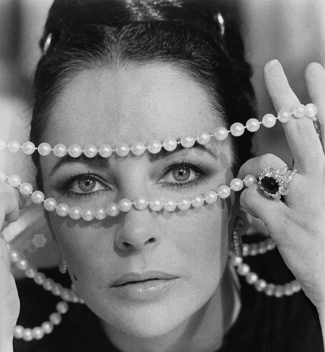 Elizabeth Taylor playing with her pearls in a scene from the film 'Ash Wednesday', 1973