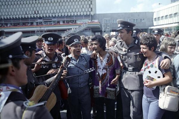 ADN-ZB / H‰ﬂler 30.7.73 Together with Italian festival delegates, members of the National People's Army sing at Alexanderplatz, July 1973
