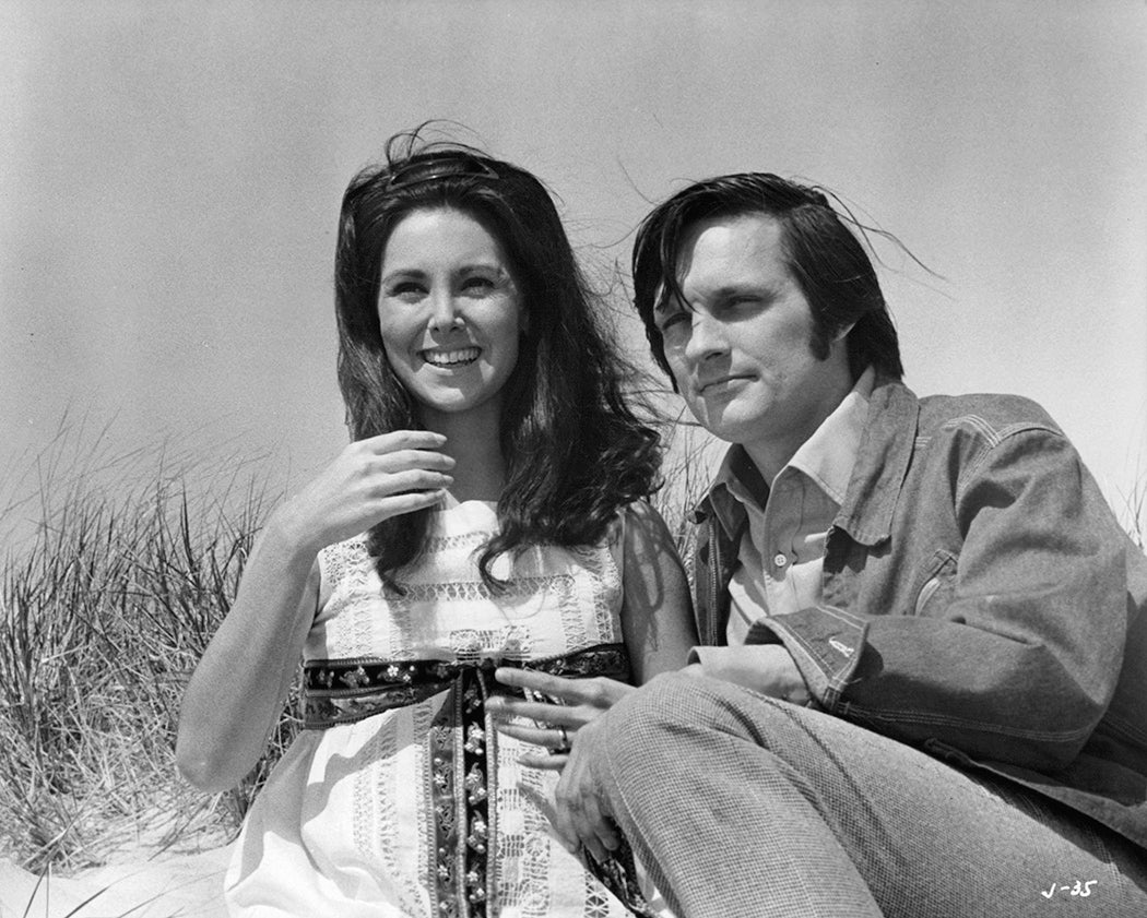 Marlo Thomas and Alan Alda at the beach in a scene from the film 'Jenny', 1970.