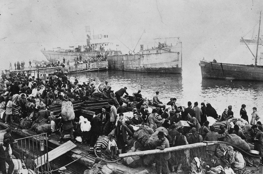 Thousands of local Greeks fleeing by sea from Smyrna