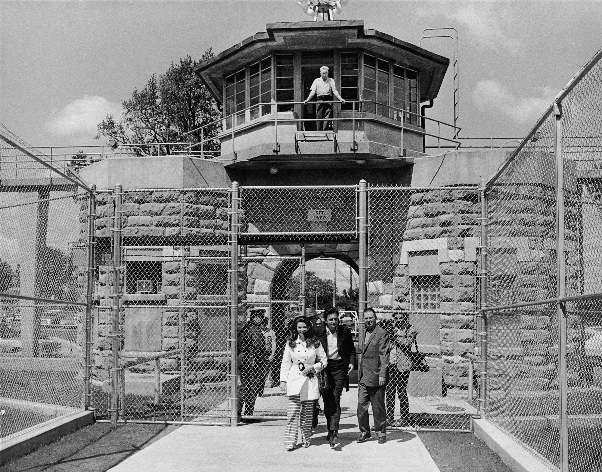 Johnny Cash and his wife June Carter Cash leave the front gate of Kansas State Prison, circa 1968.