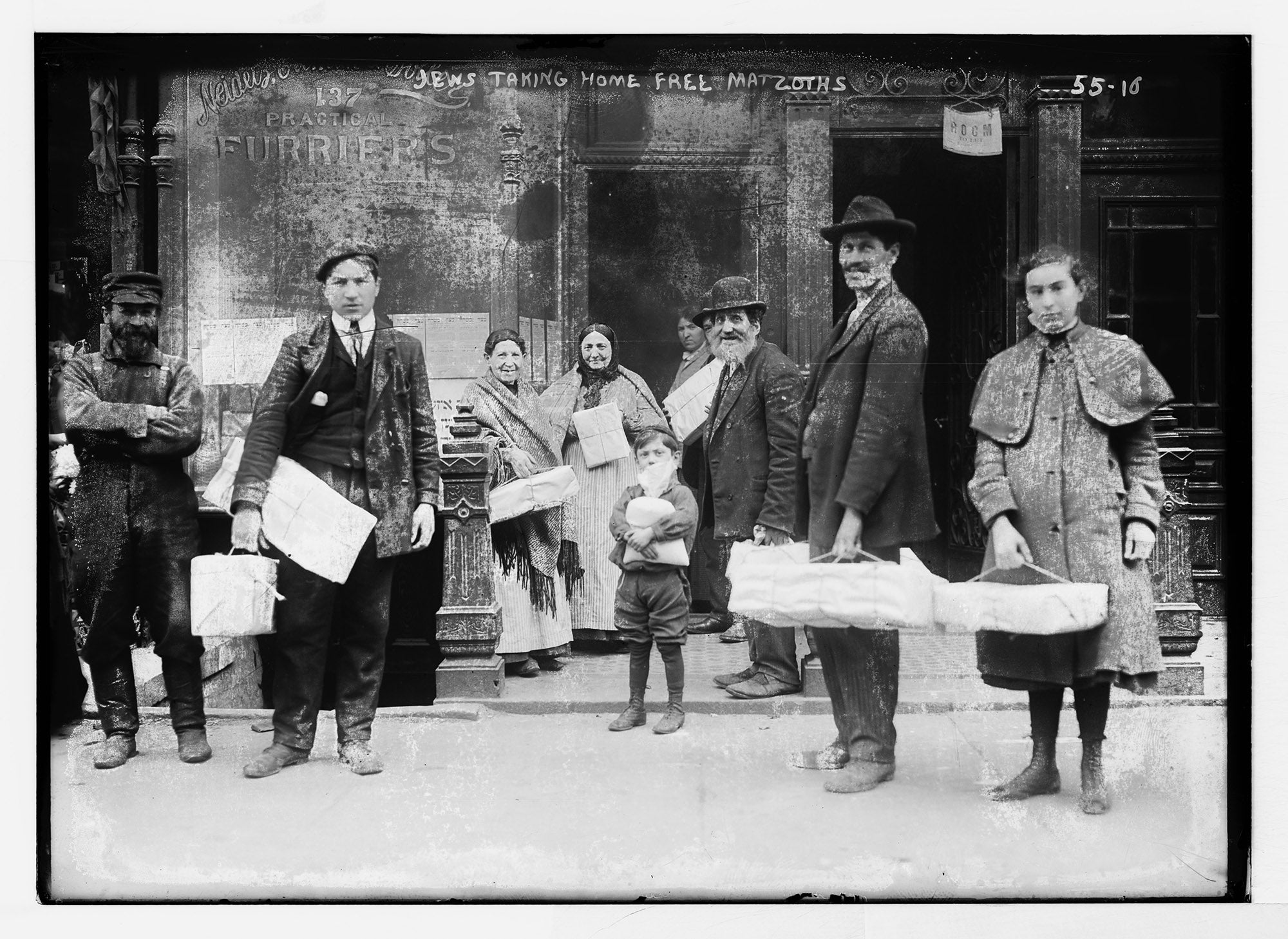 Jews taking home free matzoths, New York City, 1908