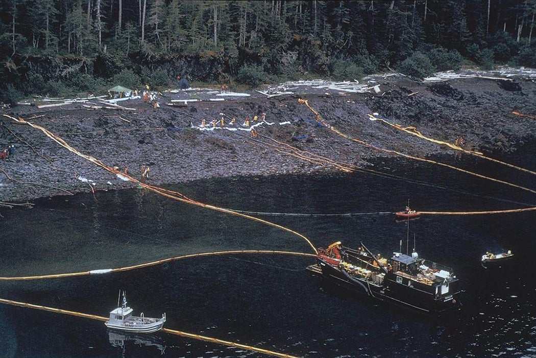 Oil spill containment boom