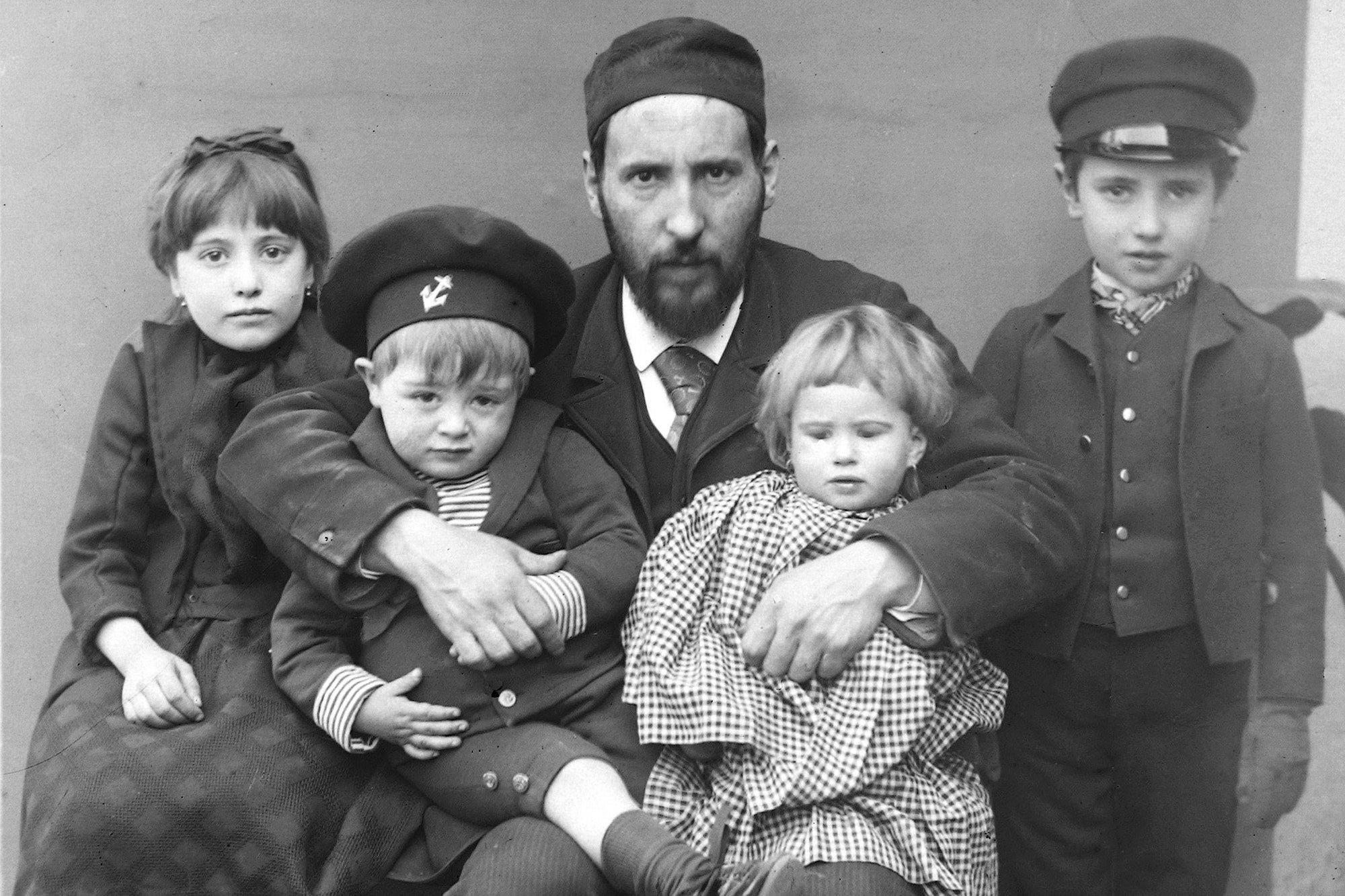Ramón y Cajal with his children: Fe, Santiago, Jorge y Paula, in Barcelona, 1889