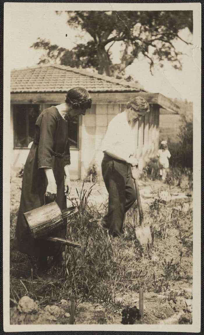 Marion Mahony Griffin and Walter Burley Griffin gardening in the backyard of "Pholiota", Heidelberg, Victoria, 1918