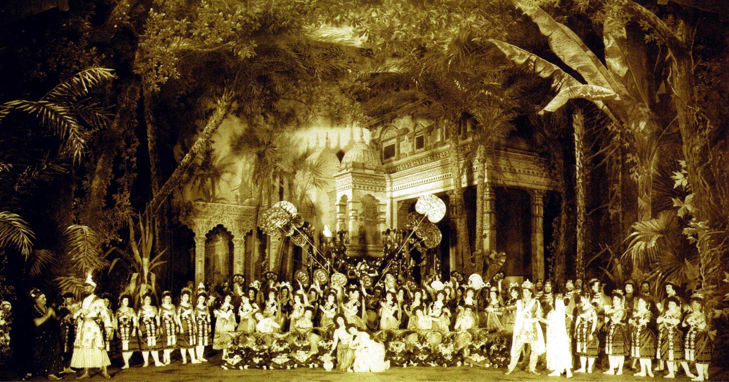 The stage and cast of the Imperial Mariinsky Theatre dressed in designer Orest Allegri's décor for Act II of La Bayadère