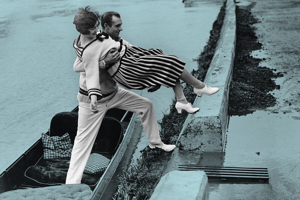 A chivalrous gentleman helps his lady friend onto the towpath from a punt at Richmond, London, 1925. (Photo by Hulton Archive/Getty Images)