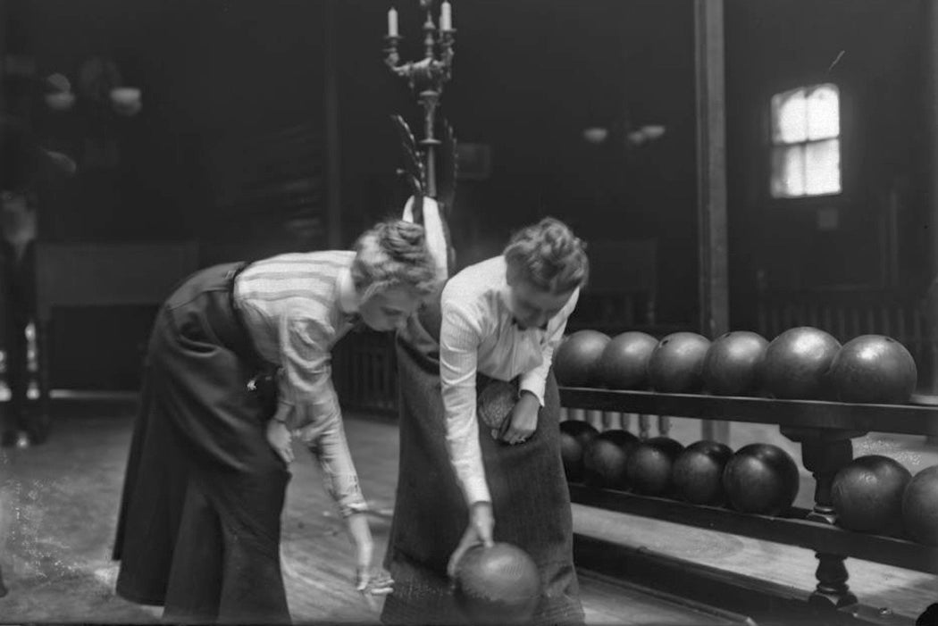 Women bowling, ca. 1900