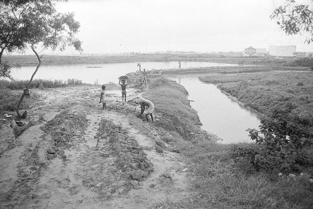 Barrier between waterbody and drain carrying leather industries waste in Dhapa, Calcutta, 1993