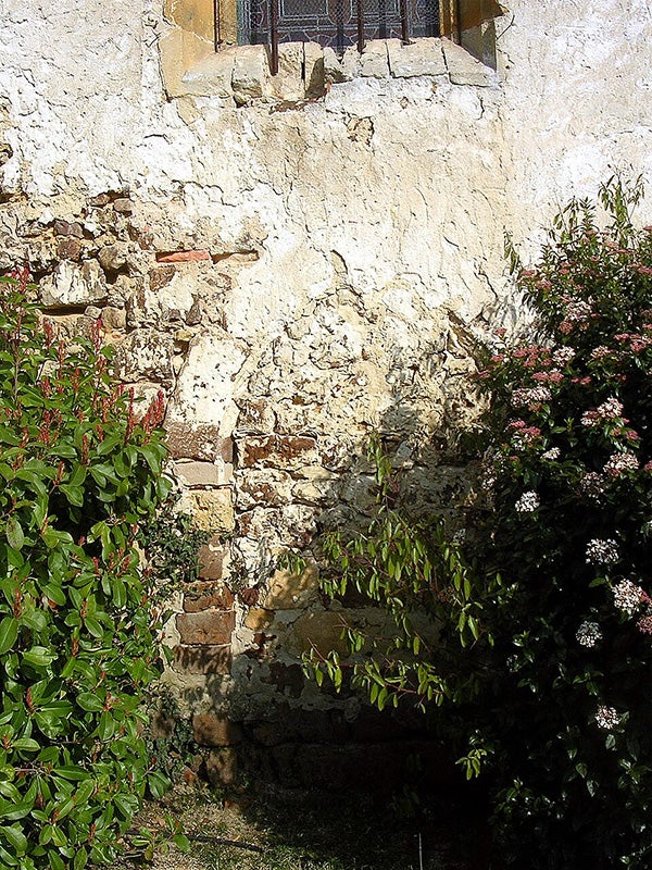 A door for cagots at the Saint-Martin de Moustey, via Wikimedia Commons 