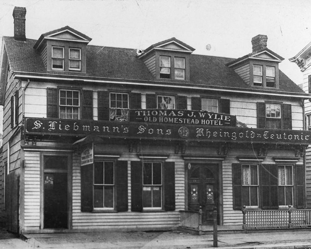 Facade of Thomas J. Wylie Old Homestead Hotel with S. Liebmann's Sons Rheingold Teutonic Signage